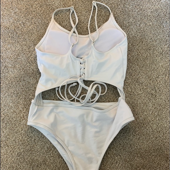 One piece - Picture 2 of 6